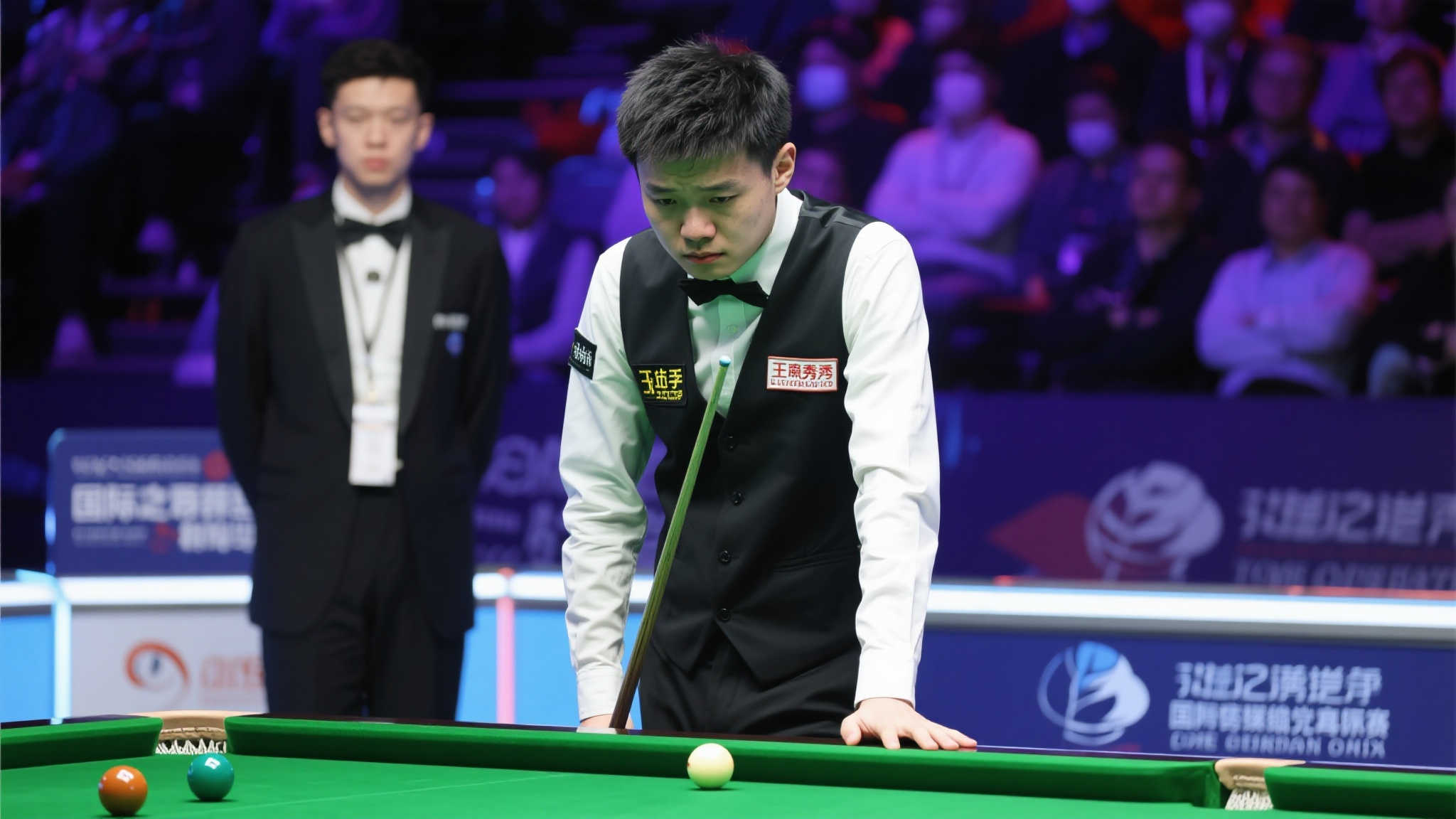 观众格外关注的新秀——吴宜泽在首次登台后遗憾输掉比